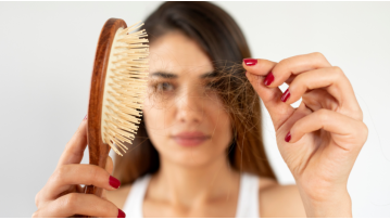 Caduta dei capelli: quali possono essere le cause e i rimedi