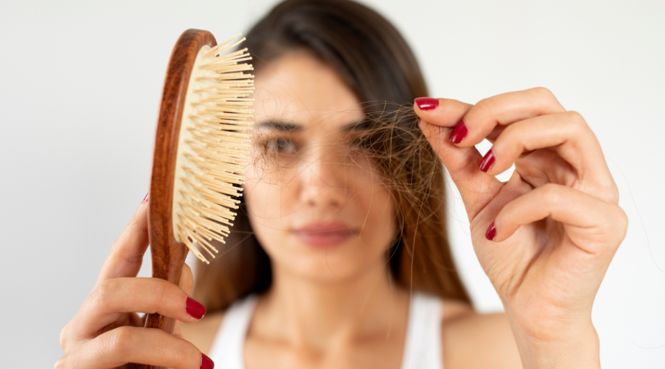 Caduta dei capelli: quali possono essere le cause e i rimedi