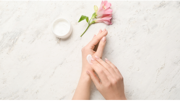 Mani screpolate? I migliori ingredienti da cercare nelle creme invernali