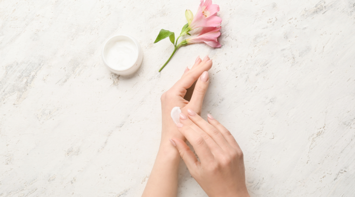 Mani screpolate? I migliori ingredienti da cercare nelle creme invernali