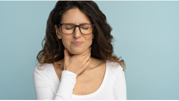 Inizio mal di gola: cosa fare ai primi sintomi e come alleviare il fastidio