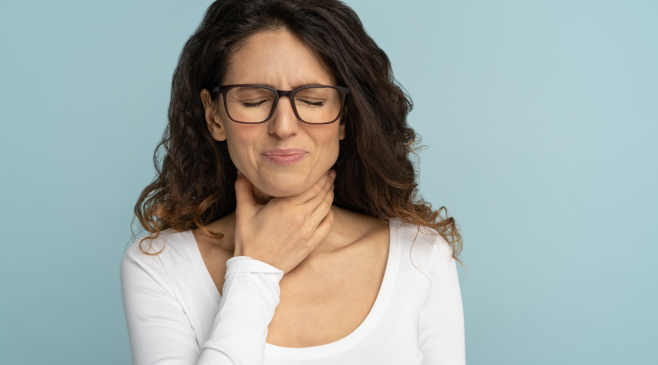 Inizio mal di gola: cosa fare ai primi sintomi e come alleviare il fastidio